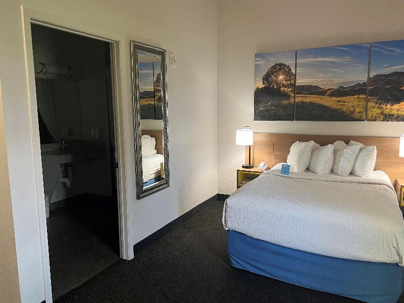 Days Inn & Suites by Wyndham Columbus NE image