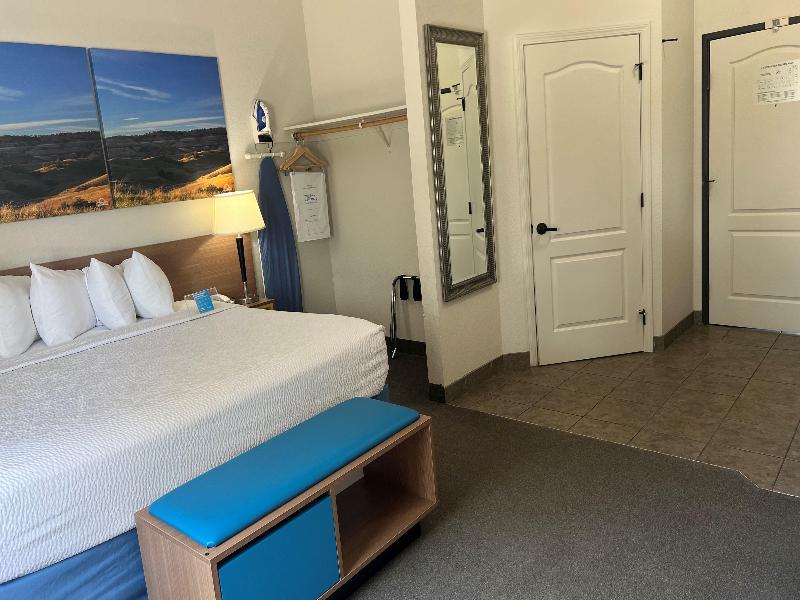 Days Inn & Suites by Wyndham Columbus NE image