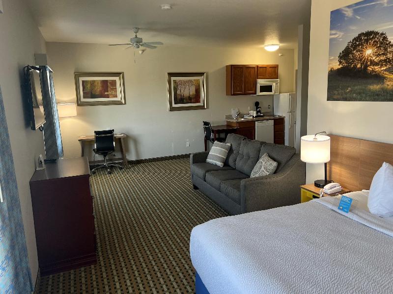 Days Inn & Suites by Wyndham Columbus NE image