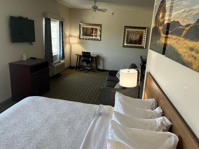 Days Inn & Suites by Wyndham Columbus NE image