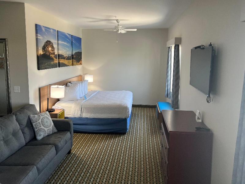 Days Inn & Suites by Wyndham Columbus NE image