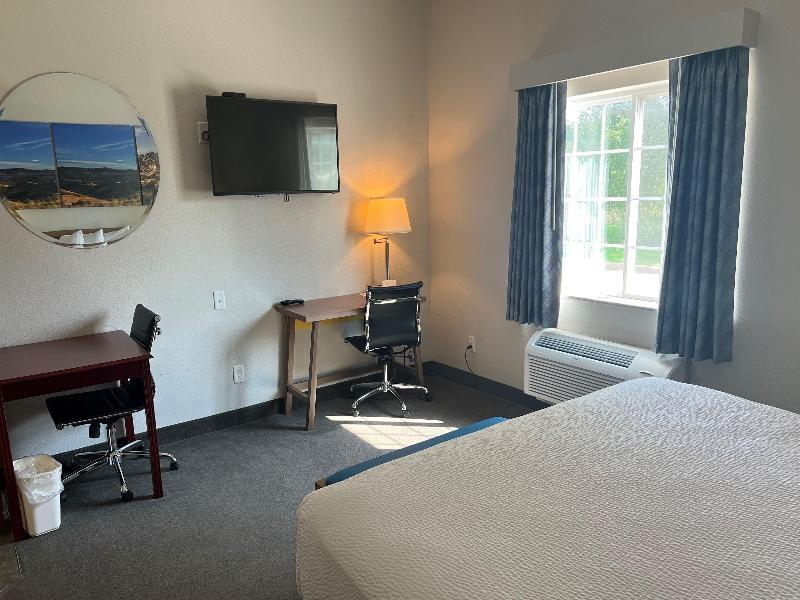 Days Inn & Suites by Wyndham Columbus NE image