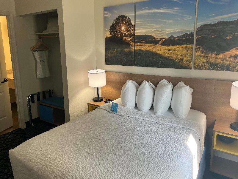 Days Inn & Suites by Wyndham Columbus NE image