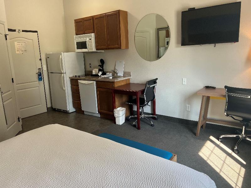 Days Inn & Suites by Wyndham Columbus NE image