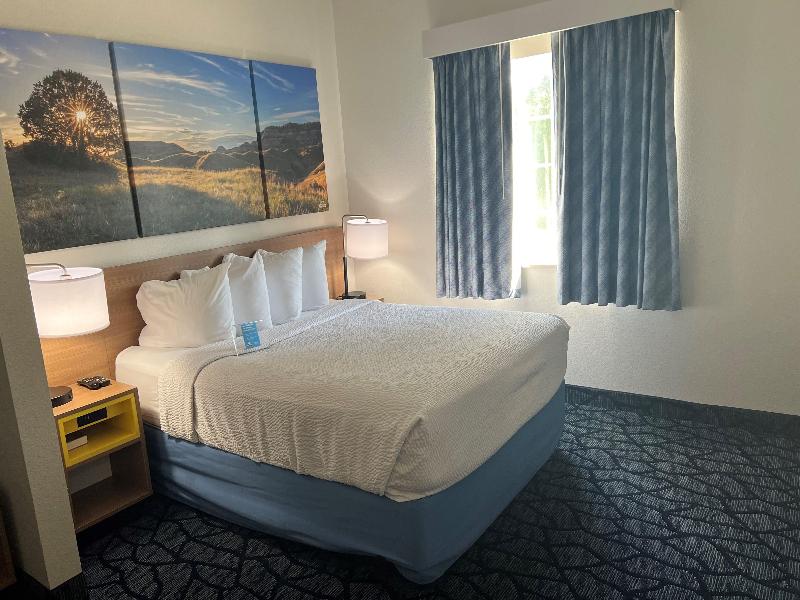 Days Inn & Suites by Wyndham Columbus NE image