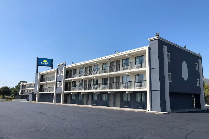 Days Inn & Suites Indianapolis Airport East image