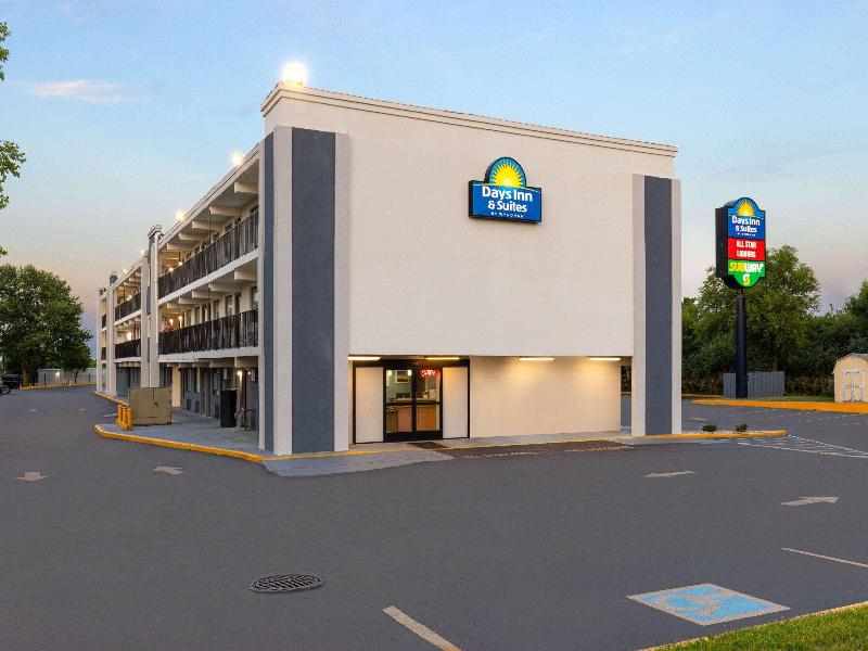 Days Inn & Suites Indianapolis Airport East image