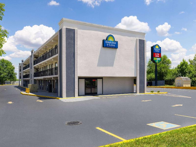 Days Inn & Suites Indianapolis Airport East image