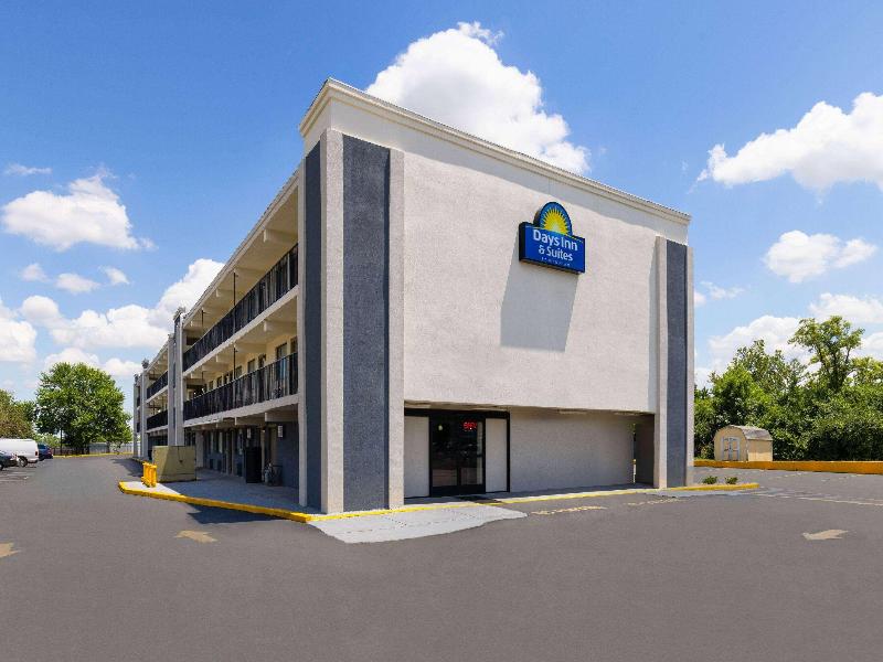 Days Inn & Suites Indianapolis Airport East image