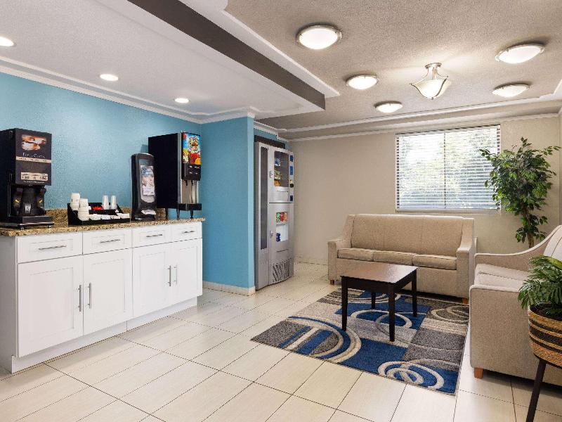 Days Inn & Suites Indianapolis Airport East image