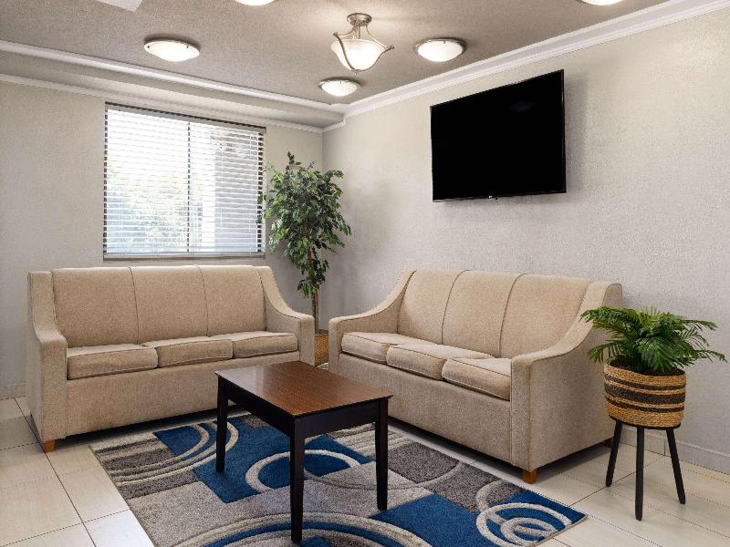 Days Inn & Suites Indianapolis Airport East image