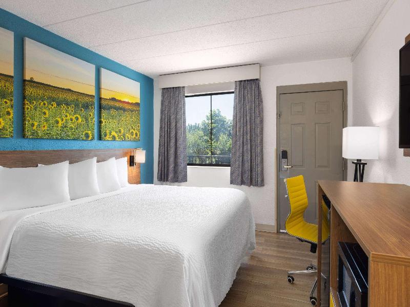 Days Inn & Suites Indianapolis Airport East image