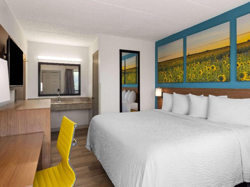 Days Inn & Suites Indianapolis Airport East image
