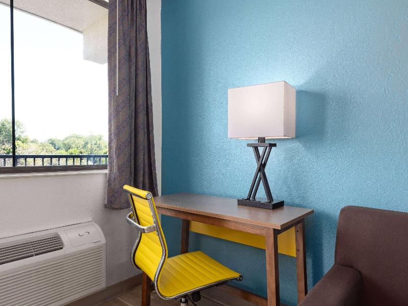 Days Inn & Suites Indianapolis Airport East image