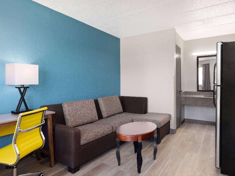 Days Inn & Suites Indianapolis Airport East image