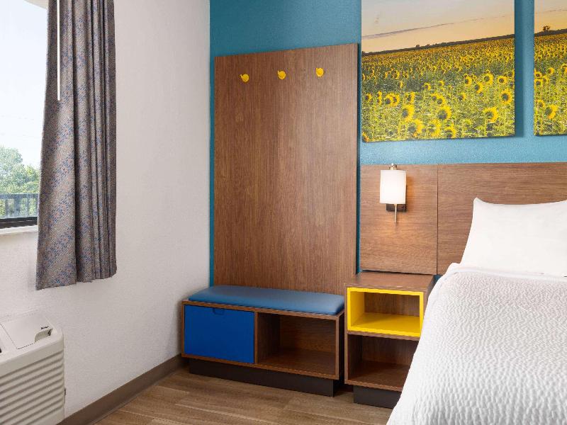 Days Inn & Suites Indianapolis Airport East image
