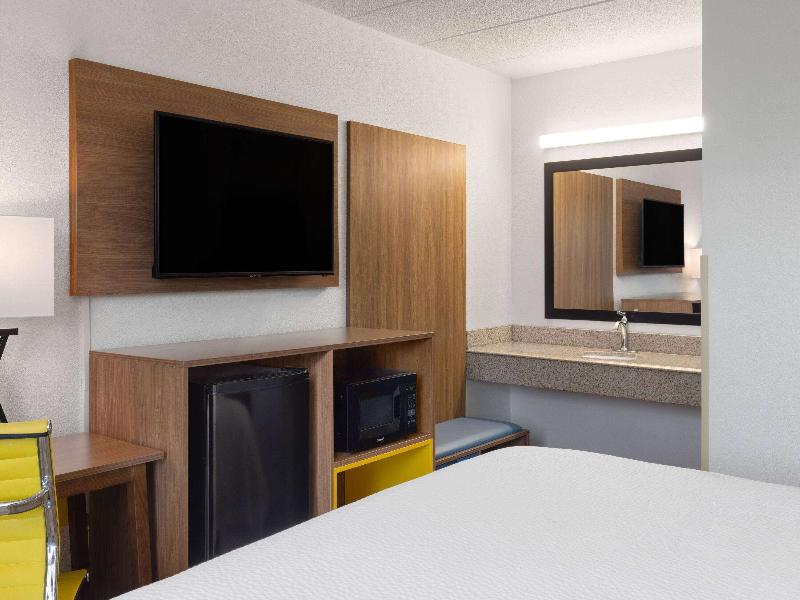 Days Inn & Suites Indianapolis Airport East image