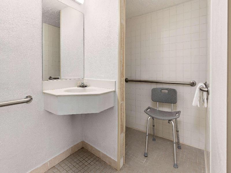 Days Inn & Suites Indianapolis Airport East image