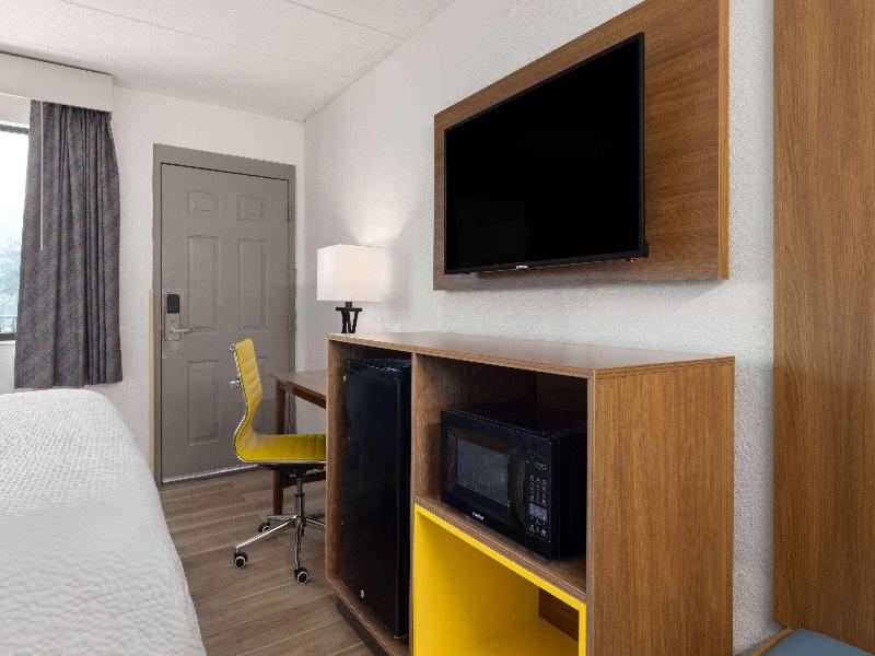 Days Inn & Suites Indianapolis Airport East image