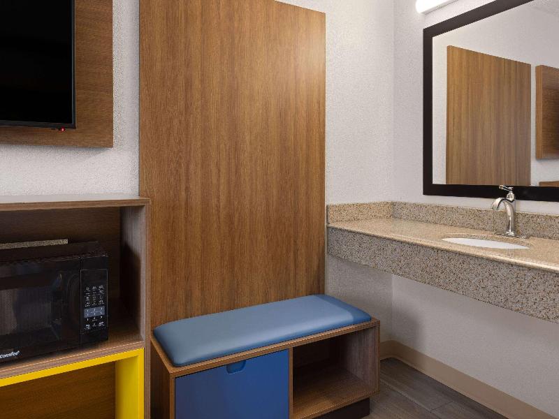 Days Inn & Suites Indianapolis Airport East image