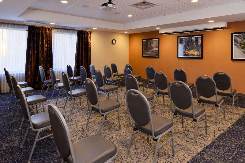 Hampton Inn & Suites Albany-East Greenbus image