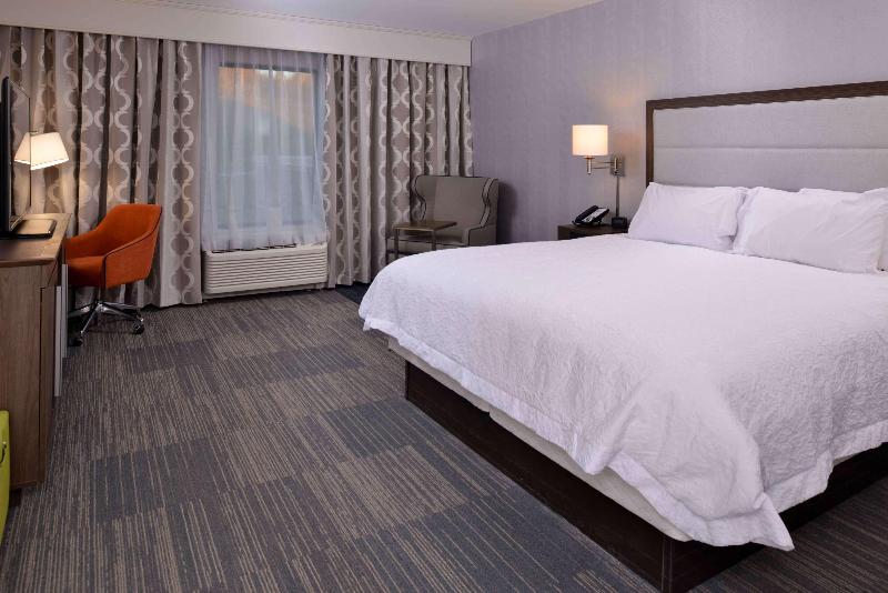 Hampton Inn & Suites Albany-East Greenbus image