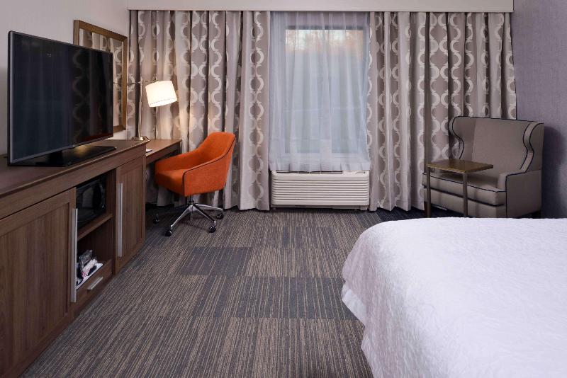 Hampton Inn & Suites Albany-East Greenbus image