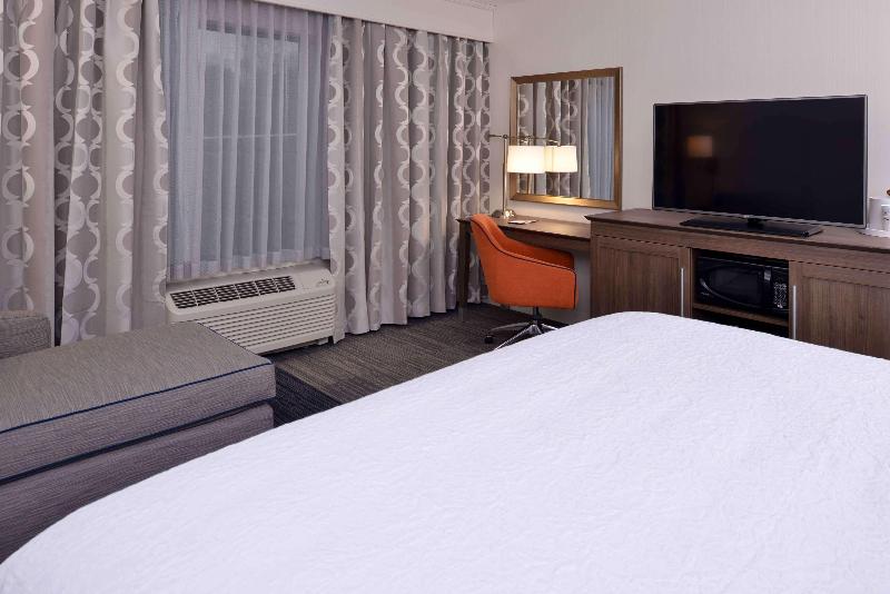 Hampton Inn & Suites Albany-East Greenbus image