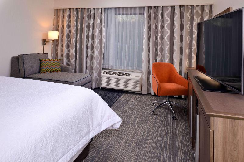 Hampton Inn & Suites Albany-East Greenbus image