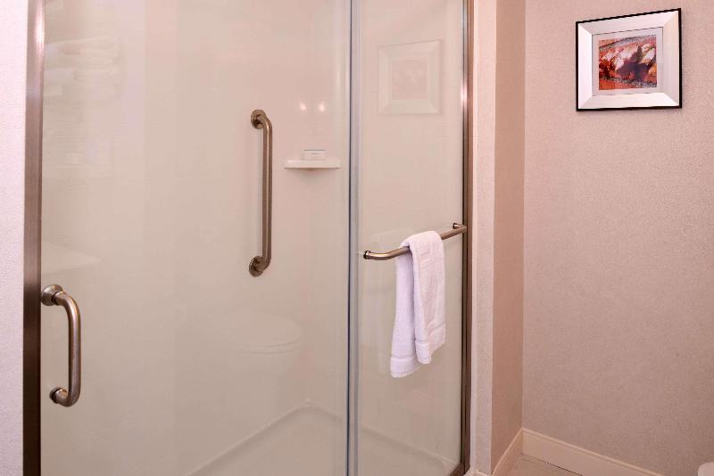 Hampton Inn & Suites Albany-East Greenbus image