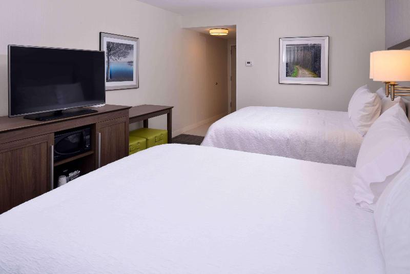 Hampton Inn & Suites Albany-East Greenbus image