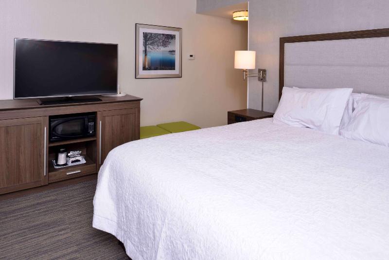 Hampton Inn & Suites Albany-East Greenbus image