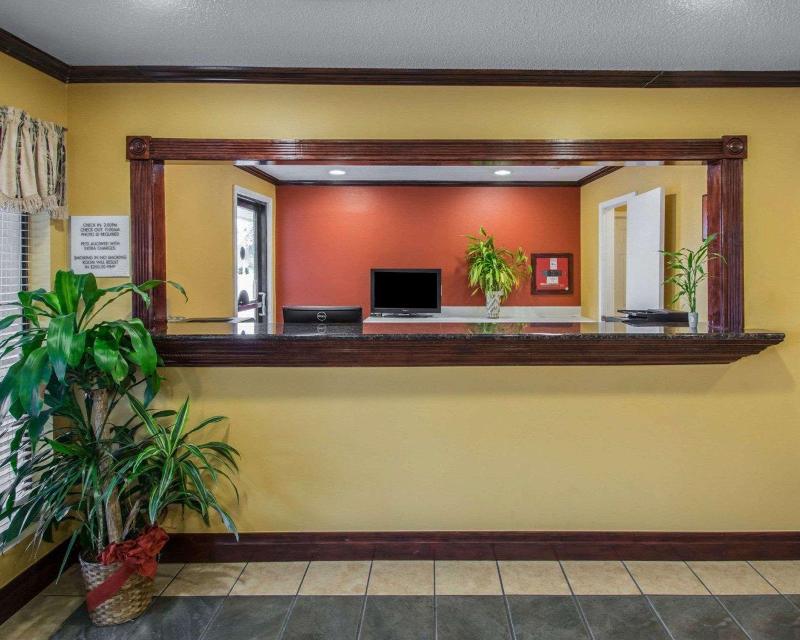 Econo Lodge Defuniak Springs I-10 image