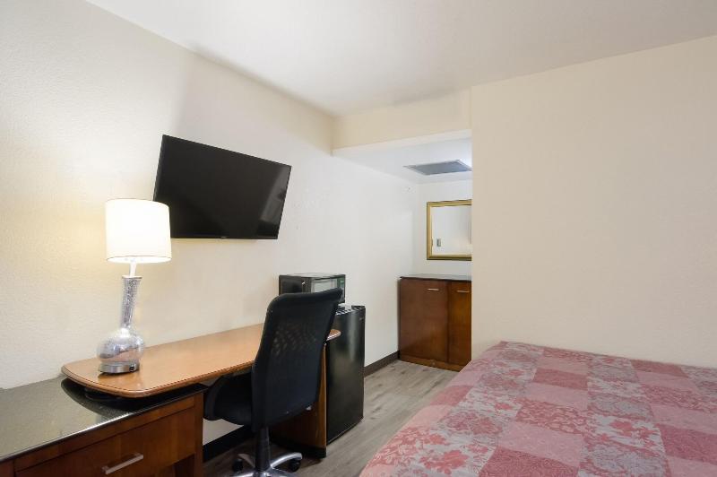 Rodeway Inn Greeley image