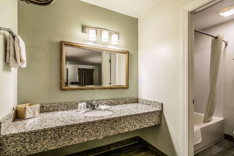 Rodeway Inn Portage image