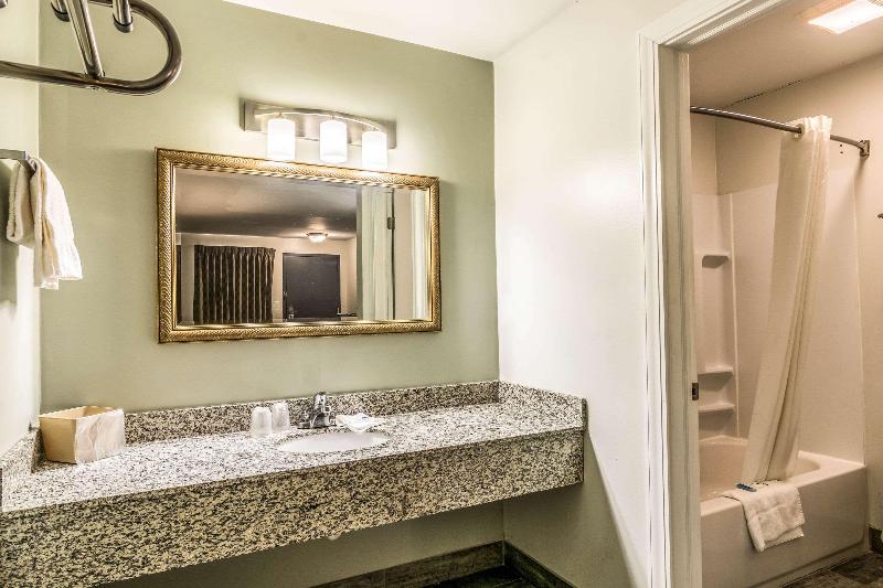 Rodeway Inn Portage image