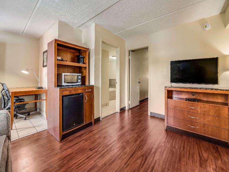 Econo Lodge Inn & Suites Griffin image