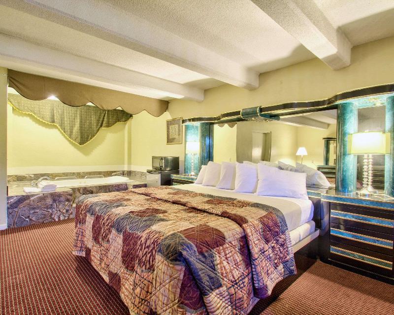 Econo Lodge image