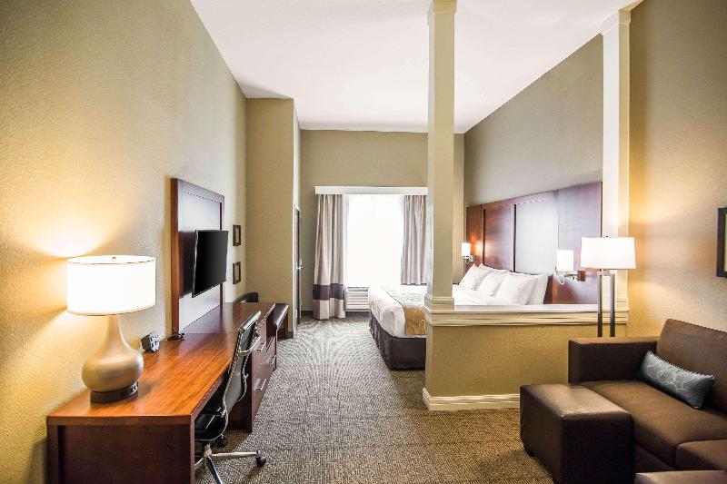 Comfort Suites Dodge City image