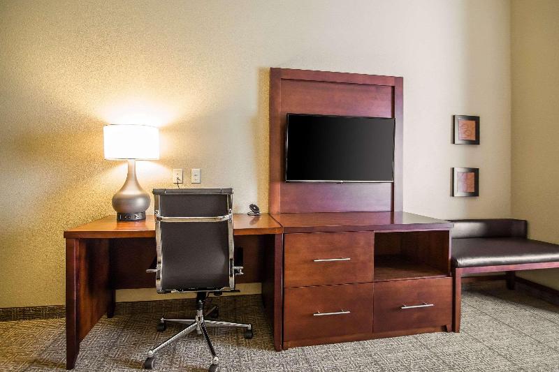 Comfort Suites Dodge City image