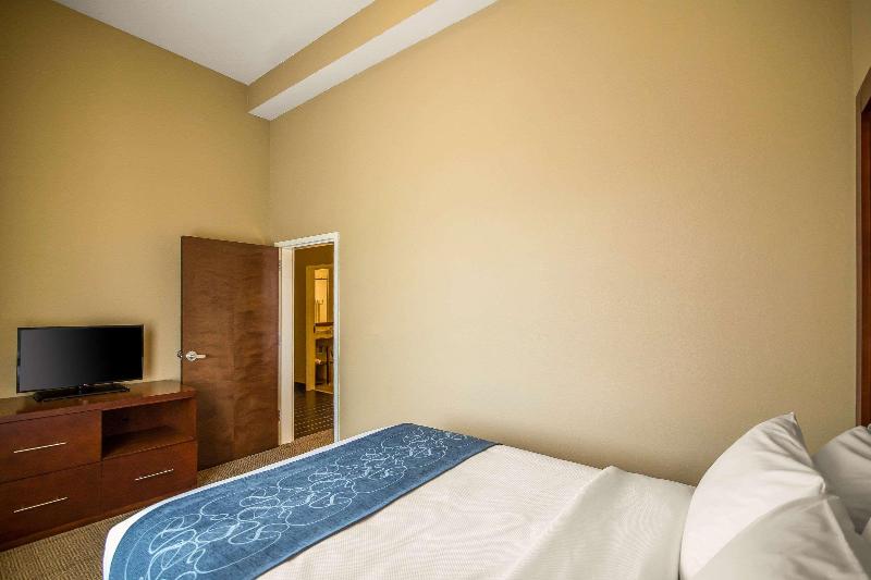 Comfort Suites Dodge City image