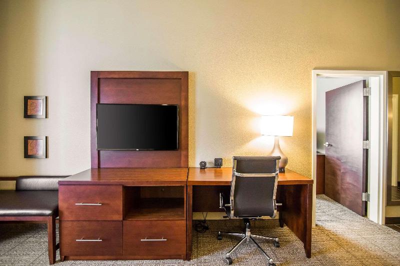 Comfort Suites Dodge City image