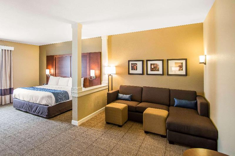 Comfort Suites Dodge City image