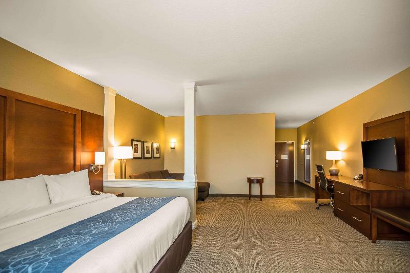 Comfort Suites Dodge City image
