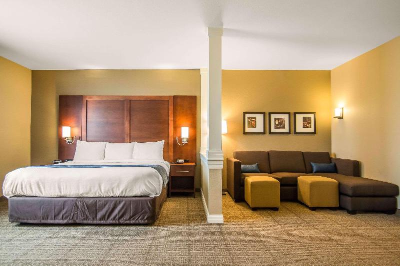 Comfort Suites Dodge City image