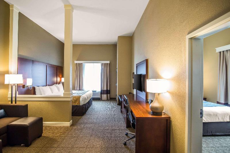 Comfort Suites Dodge City image