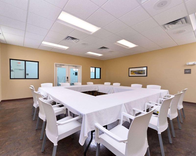 Comfort Inn & Suites Mandan  Bismarck image