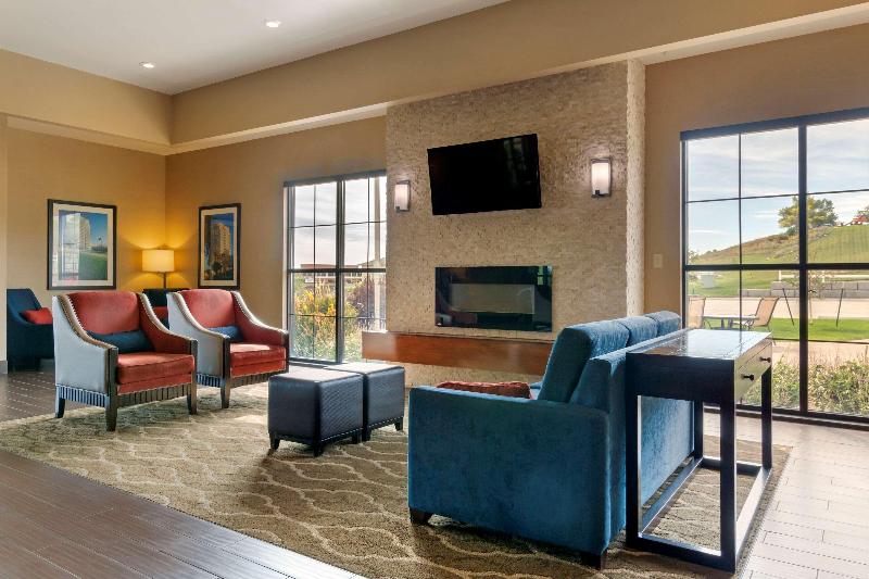 Comfort Inn & Suites Mandan  Bismarck image