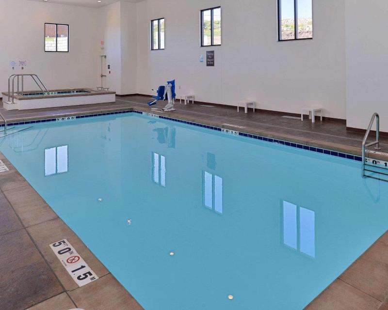 Comfort Inn & Suites Mandan  Bismarck image