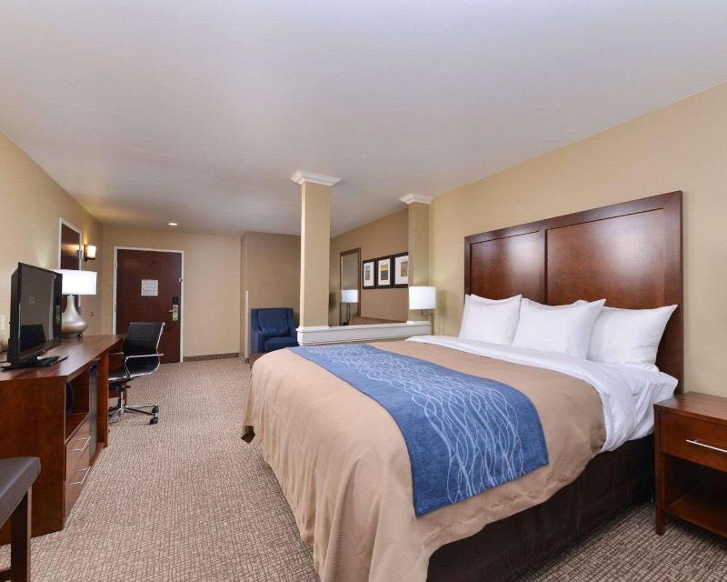 Comfort Inn & Suites Mandan  Bismarck image